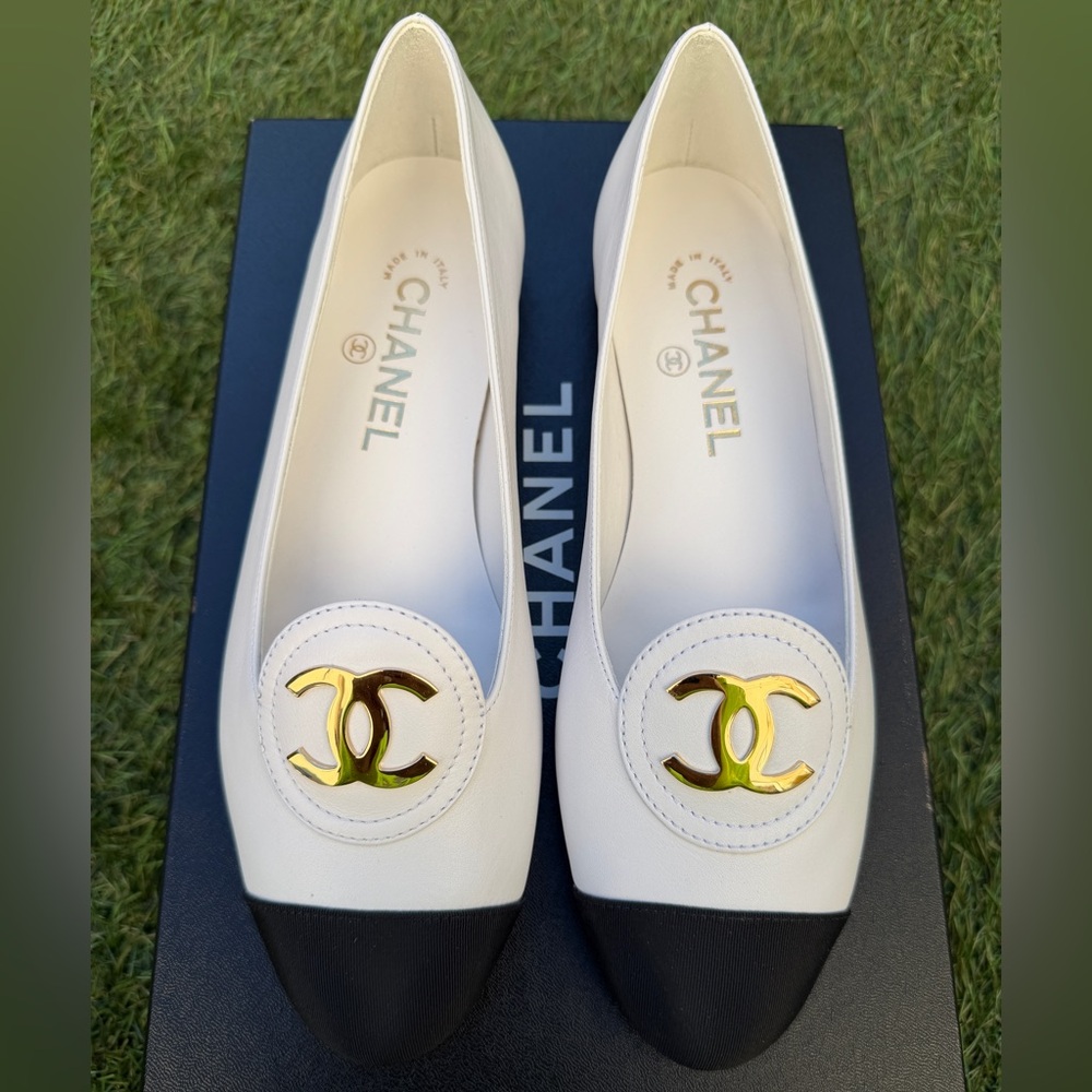 CHANEL CALFSKIN GROSGRAIN GOLD CC LOGO WHITE BLACK LEATHER CAPTOE MOCCASINS 39